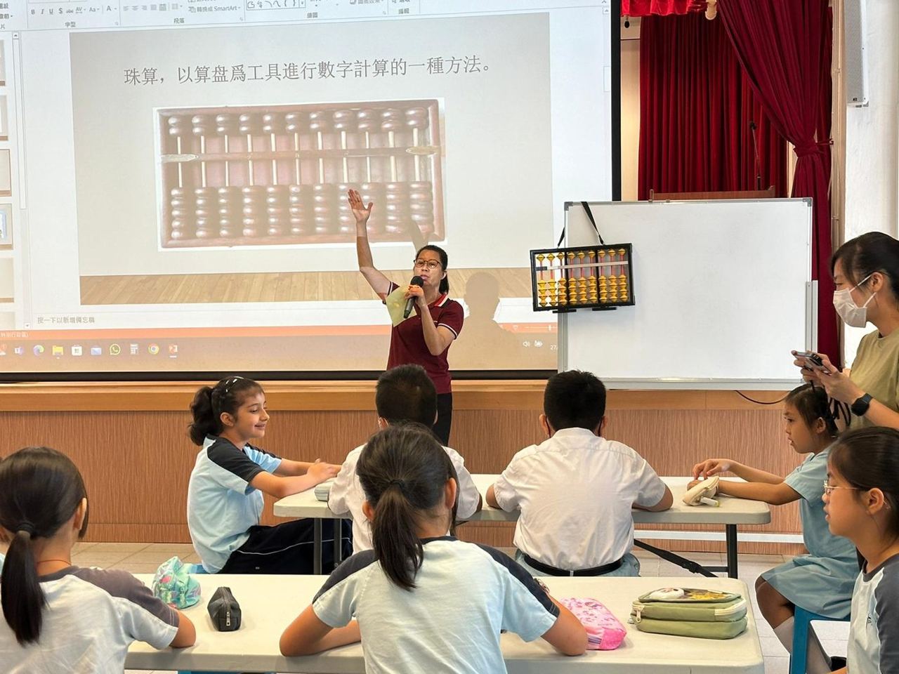 神墨珠心算課堂 — 老師指導學員學習